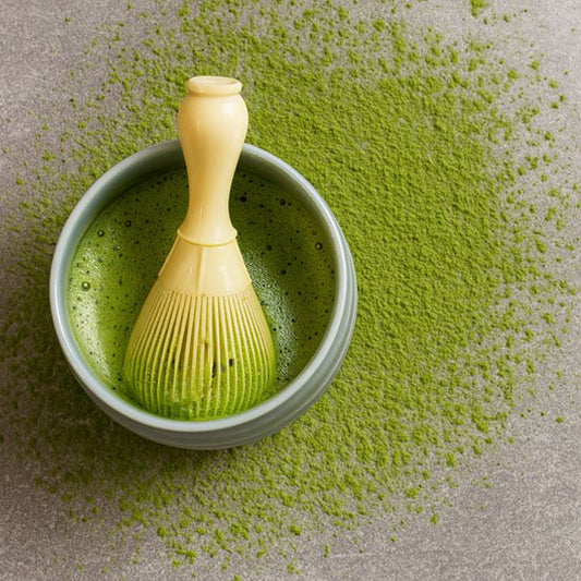 bol avec fouet matcha