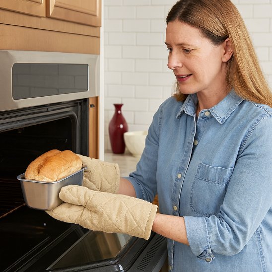 une femme avec 1 moule à mettre dans un four