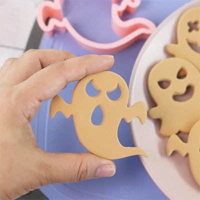 petit fantômes dans une main