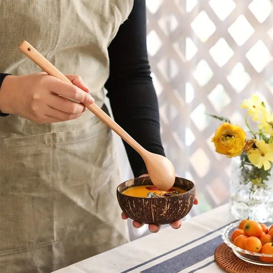 femme avec cuillère dans la main qui sert la soupe