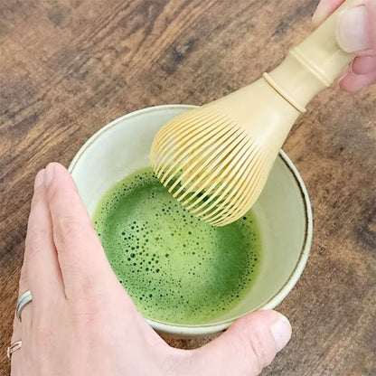 bol avec thé matcha tenu par une main