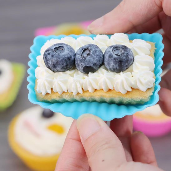 1 pâtisserie dans un moule silicone bleu ciel