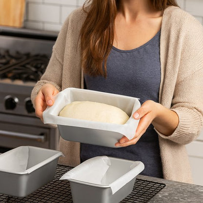 préparation d'un moule à pain avec la pâte