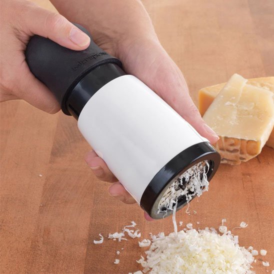 Râpe à fromage avec un fromage