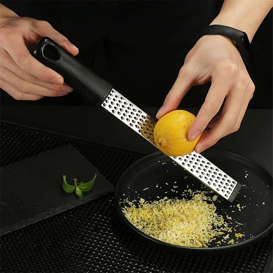 Râpe à fromage râpant un citron