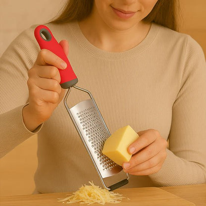 Râpe à fromage avec une jeune femme