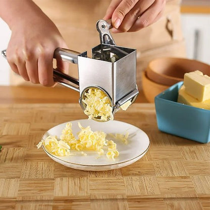 Râpe à fromage avec du fromage sur une assiette