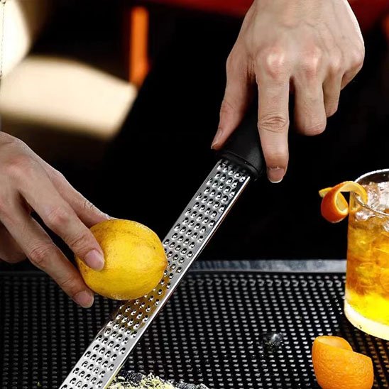Râpe à fromage  préparant un zeste de citron
