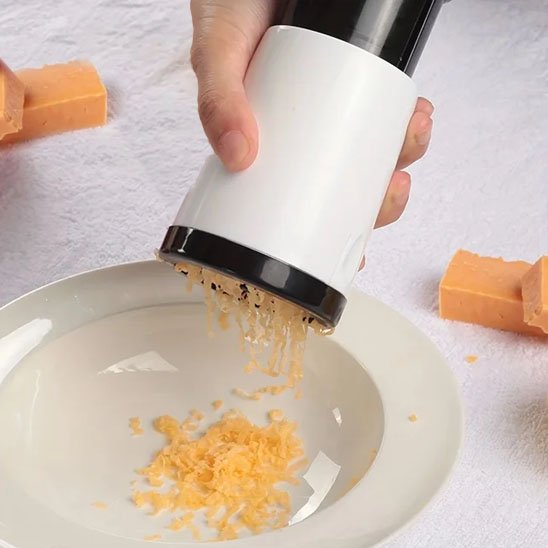 Râpe à fromage qui râpe dans une soucoupe