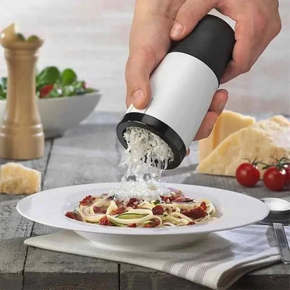 Râpe à fromage râpant du fromage sur une assiette