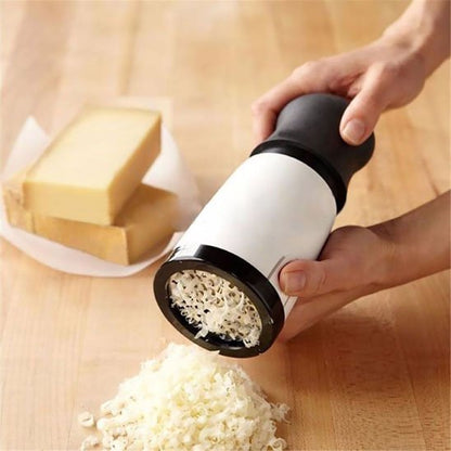 Râpe à fromage râpant un fromage