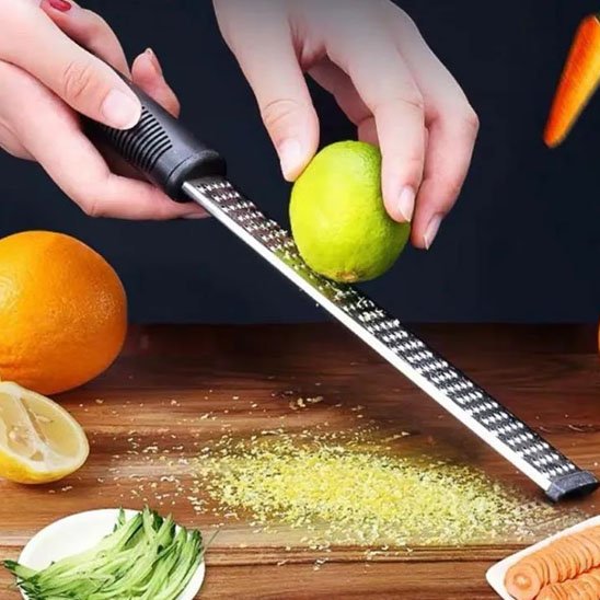 Râpe à fromage avec des fruits et légumes