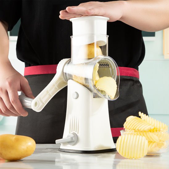 Râpe à légumes manuelle râpant une patate