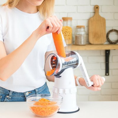 Râpe à légumes manuelle râpant une carotte
