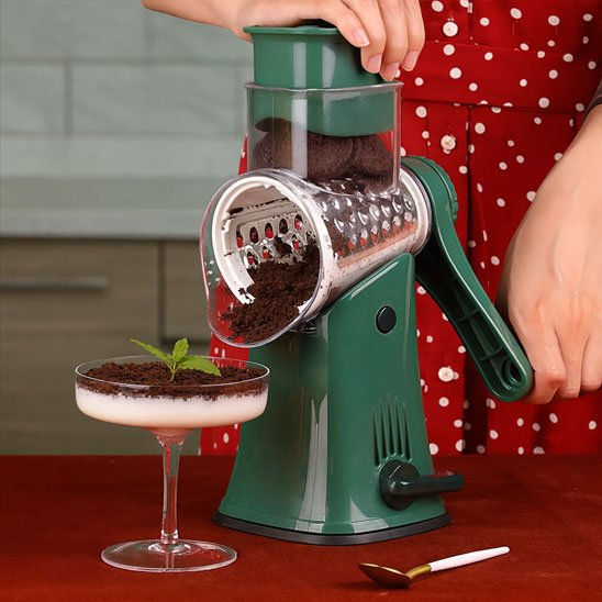 Râpe à légumes manuelle râpant du chocolat