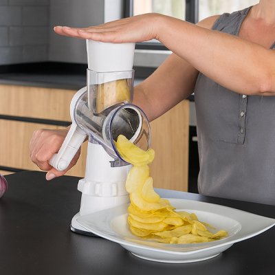 Râpe à légumes manuelle faisant des chips de patate