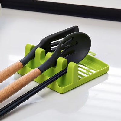 Repose cuillère vert anis sur une table