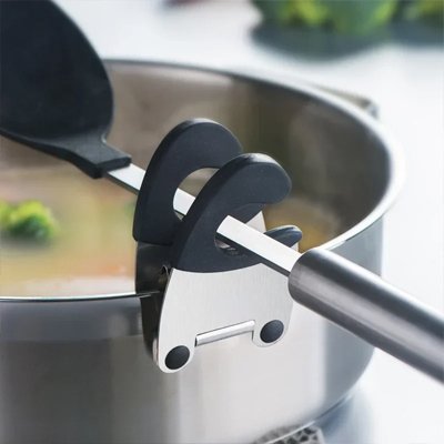 Repose cuillère clipse sur une casserole
