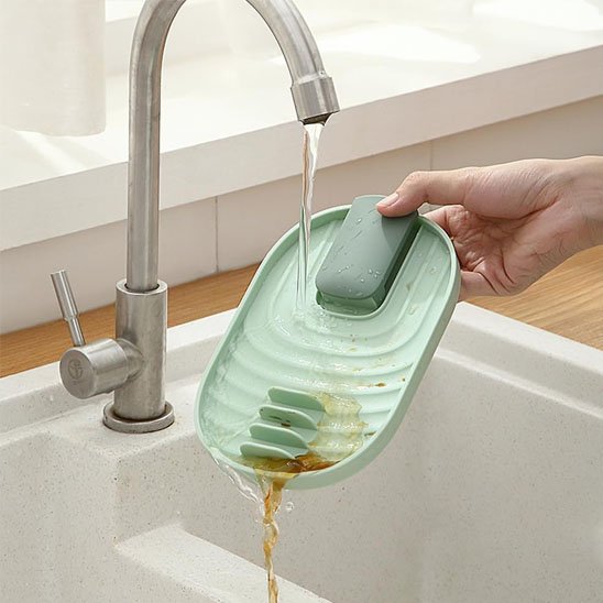 Repose cuillère​ sous l'eau pour le nettoyage