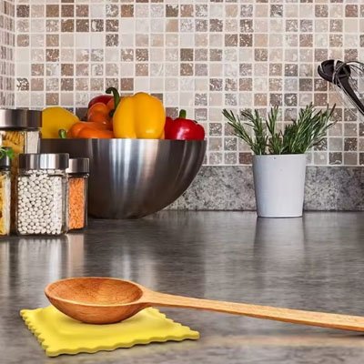 Repose cuillère sur un plan de travail