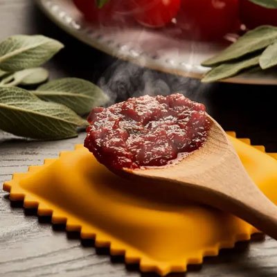 Repose cuillère avec une cuillère bois et de la sauce tomate 
