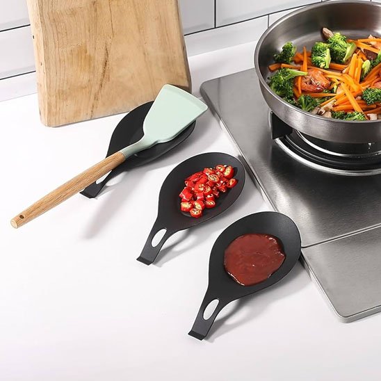 Repose cuillère​ 3 pces à côté d'une casserole