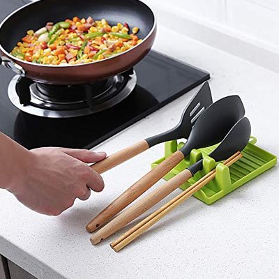 Repose cuillère vert avec des ustensiles