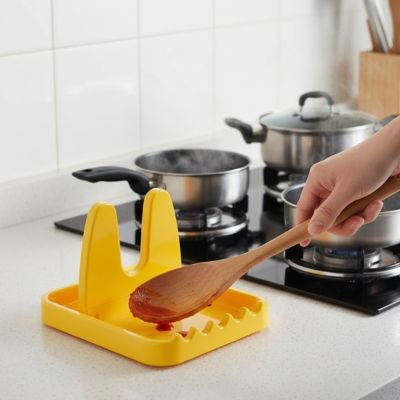 Repose cuillère jaune avec une cuillere en bois