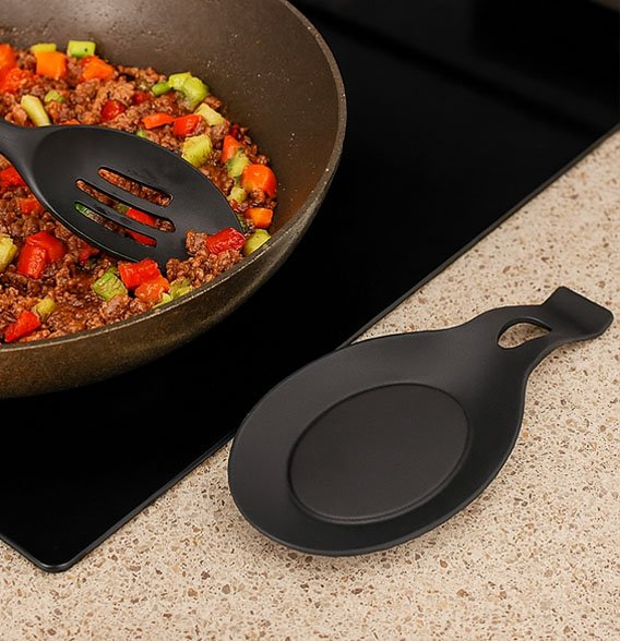 Repose cuillère​ noire sur le plan de travail