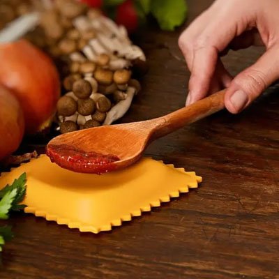 Repose cuillère avec spatule en bois et sauce 