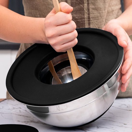 Saladier avec une spatule en bois remuant une préparation