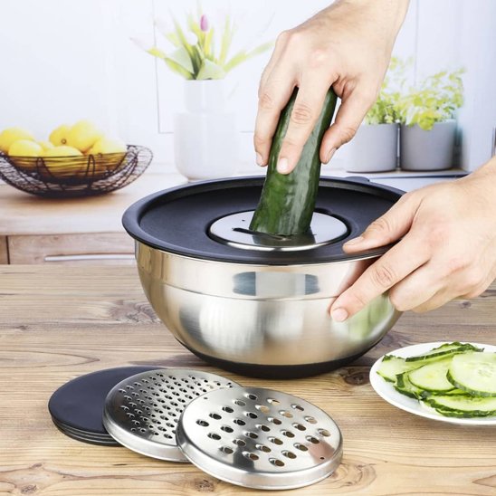 Saladier qui râpe un concombre