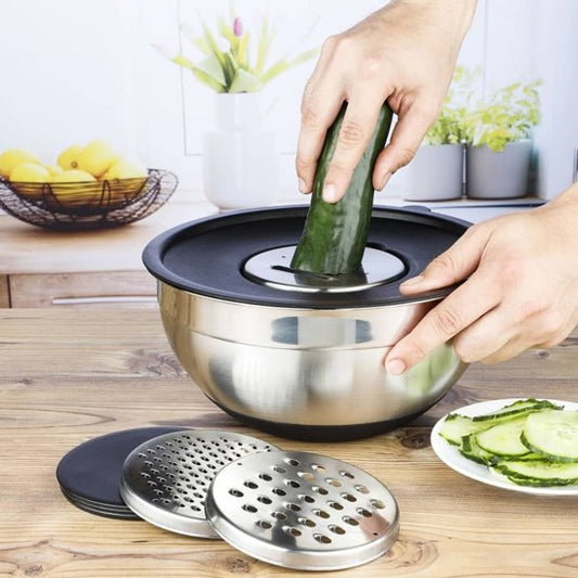Saladier qui râpe un concombre