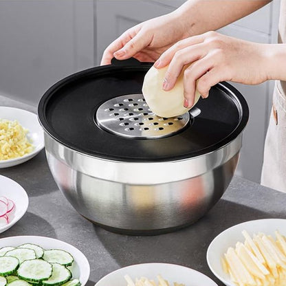 Saladier qui râpe une patate
