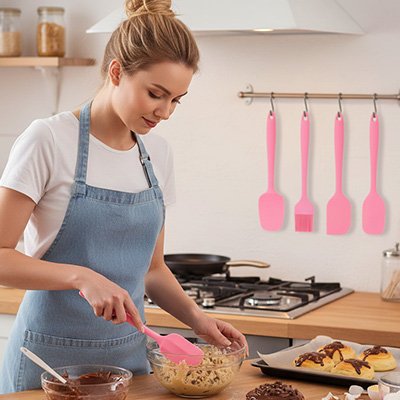 Spatule Cuisine avec une femme remuant de la pâte dans un bol