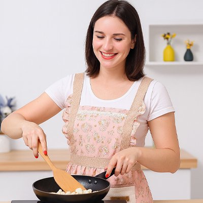 Tablier de cuisine sur une jeune femme en train de cuisiner