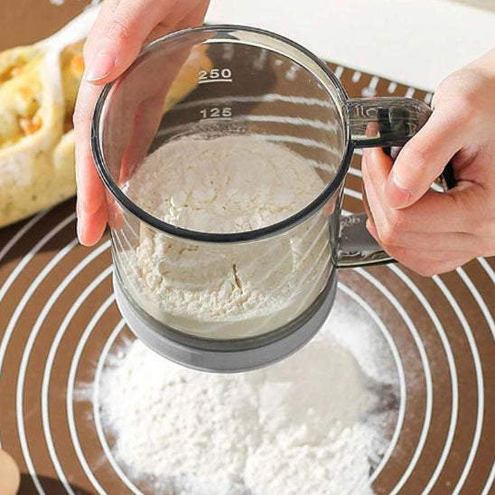 tamis a farine semi automatique sur tapis cuisson